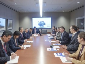 任鸿斌率中国企业家代表团访问加拿大