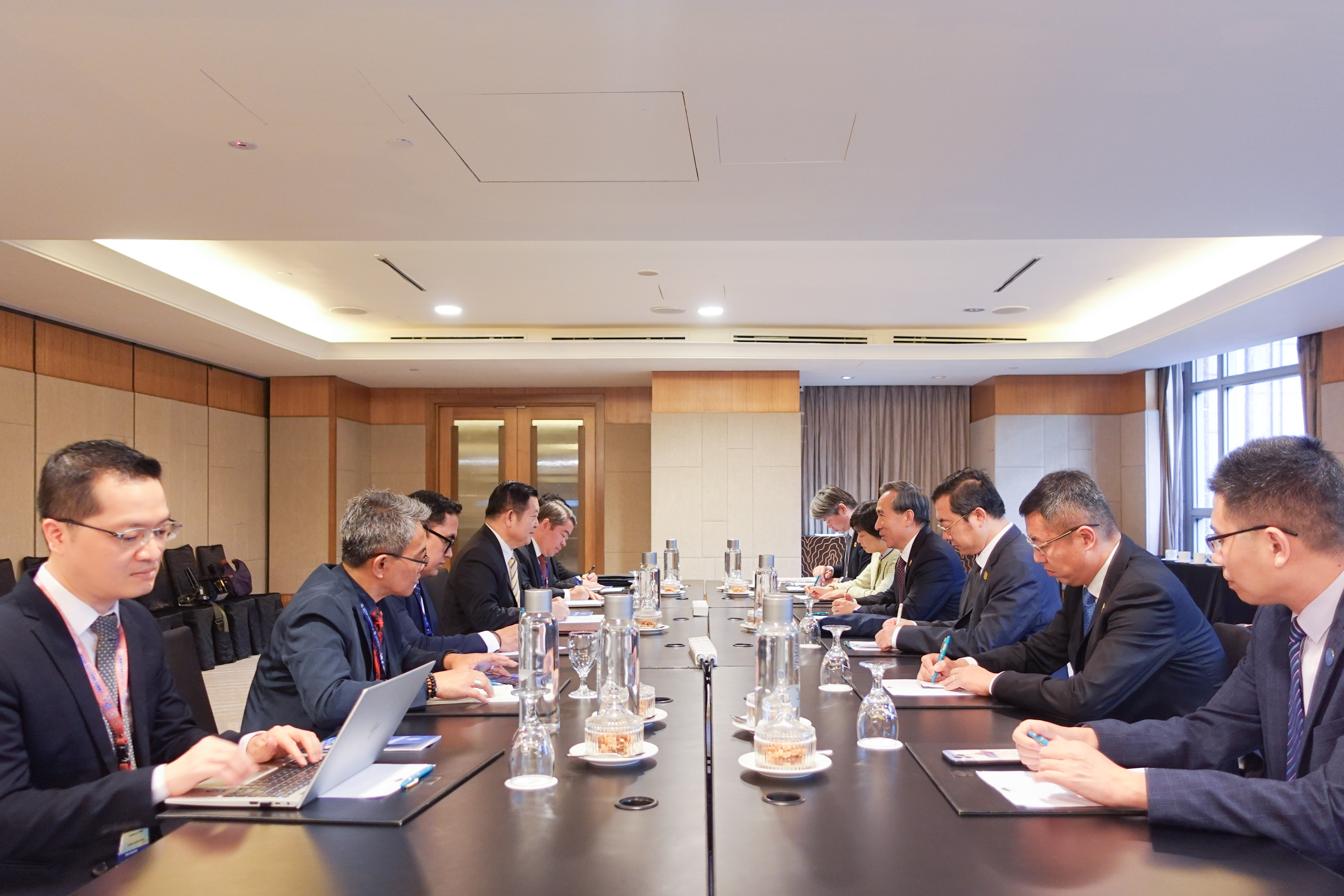 任鸿斌在吉隆坡分别会见东盟和海合会秘书长