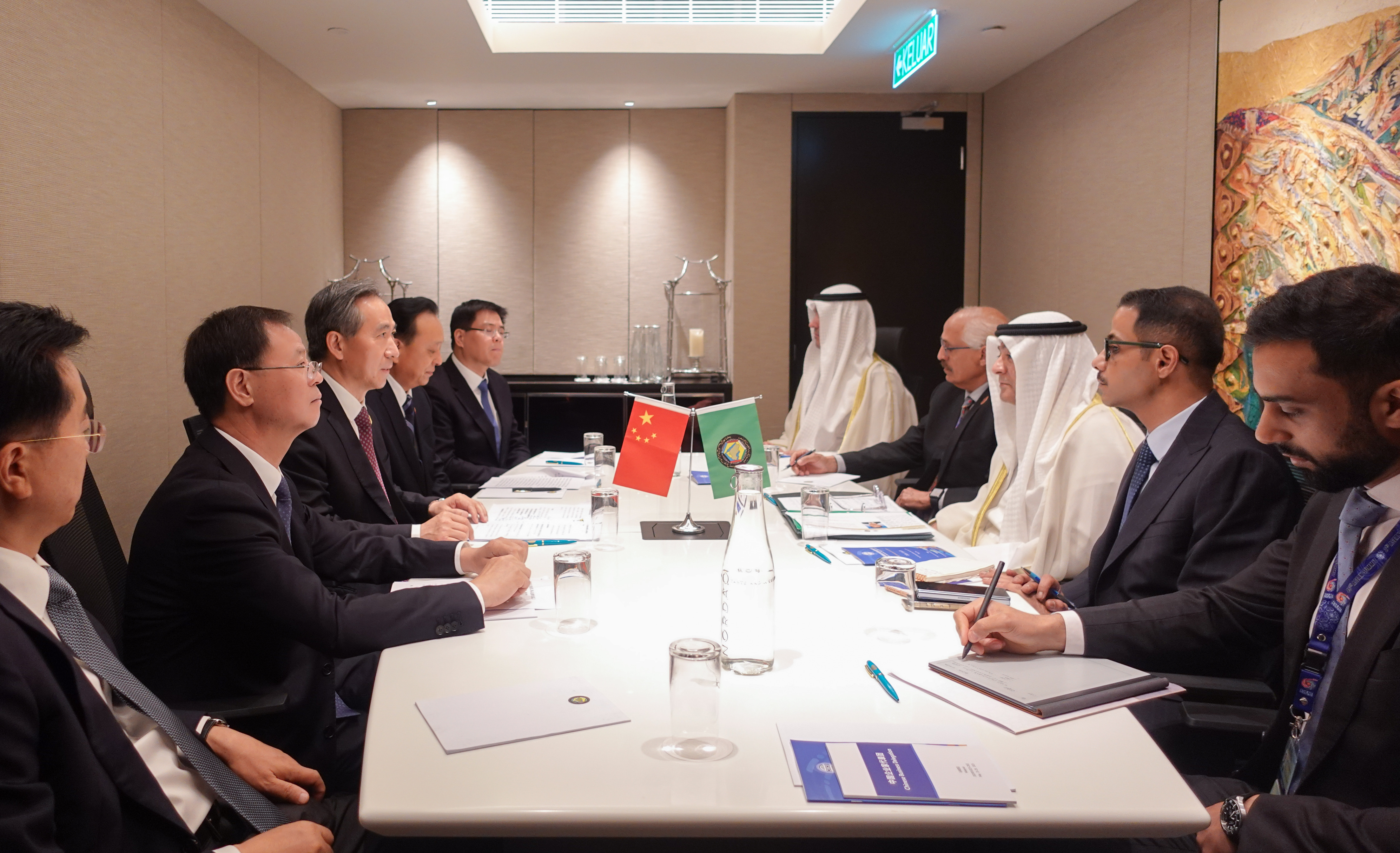 任鸿斌在吉隆坡分别会见东盟和海合会秘书长