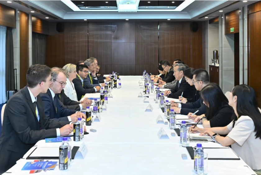 任鸿斌会见德国巴登-符腾堡州经济部长霍夫迈斯特-克劳特