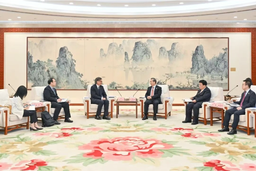 任鸿斌会见国际道路运输联盟秘书长普雷托