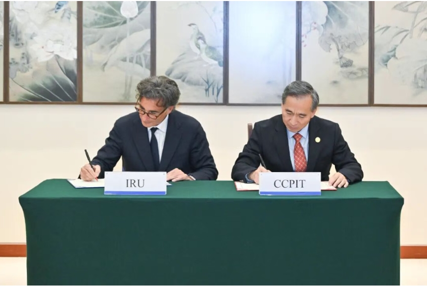 任鸿斌会见国际道路运输联盟秘书长普雷托