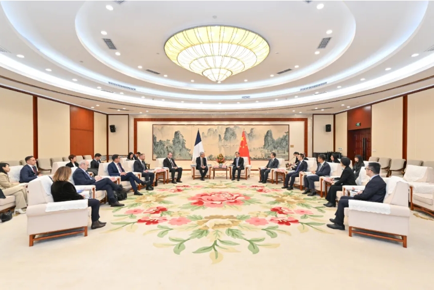 任鸿斌会见法国奥弗涅-罗讷-阿尔卑斯大区副主席菲利普·默尼耶一行