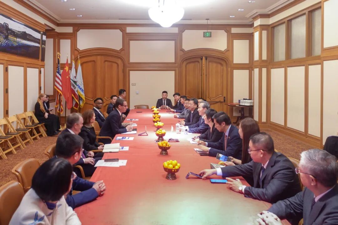 任鸿斌率中国企业家代表团访问美国