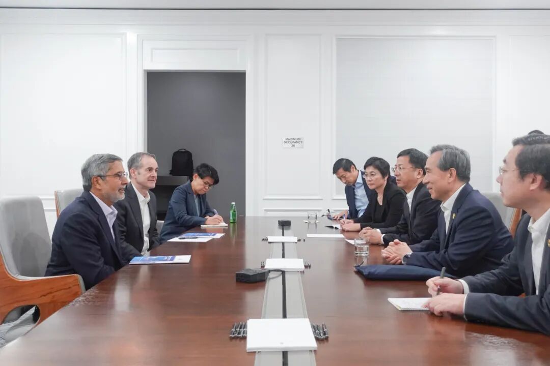 任鸿斌率中国企业家代表团访问美国