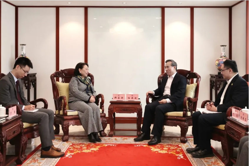 任鸿斌会见国际调解院秘书长郑若骅一行